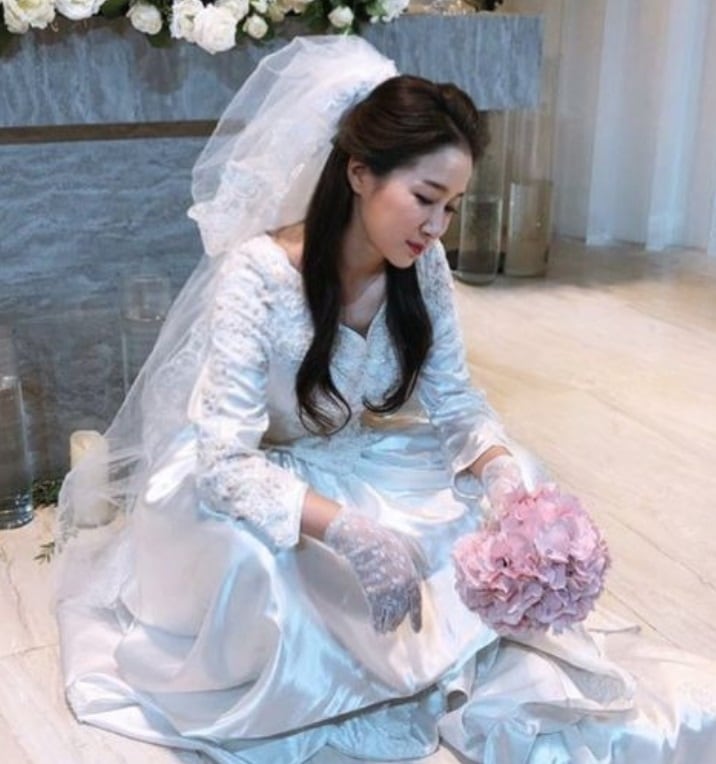 김하영이 드레스를 입고 체념한 듯한 표정을 짓고 있다. /소셜미디어