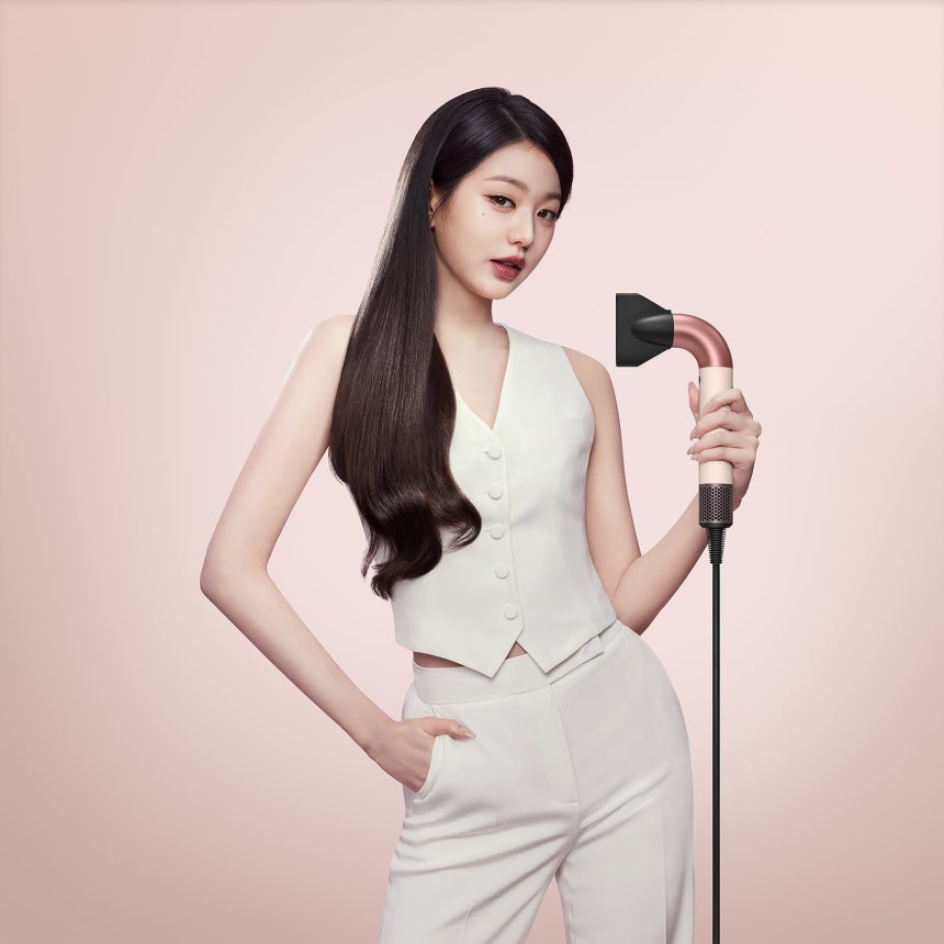 다이슨 슈퍼소닉 r 헤어드라이어를 든 다이슨코리아 헤어 디바이스 앰배서더 장원영./다이슨 제공