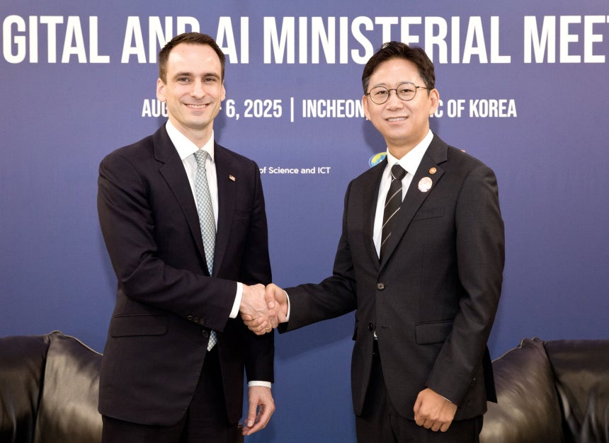 배경훈(오른쪽) 과학기술정보통신부 장관이 5일 인천 송도컨벤시아에서 면담한 마이클 크라치오스 미국 백악관 과학기술정책실장과 악수하고 있다. /과학기술정보통신부