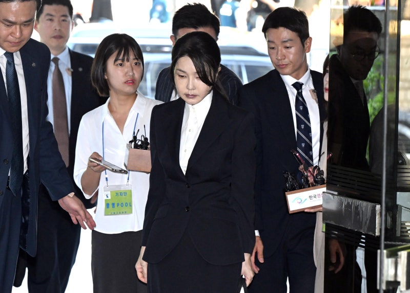 <b>김건희 여사</b>, 尹이 <b>구속 심사</b> 받았던 그 법정서 <b>구속 심사</b>
