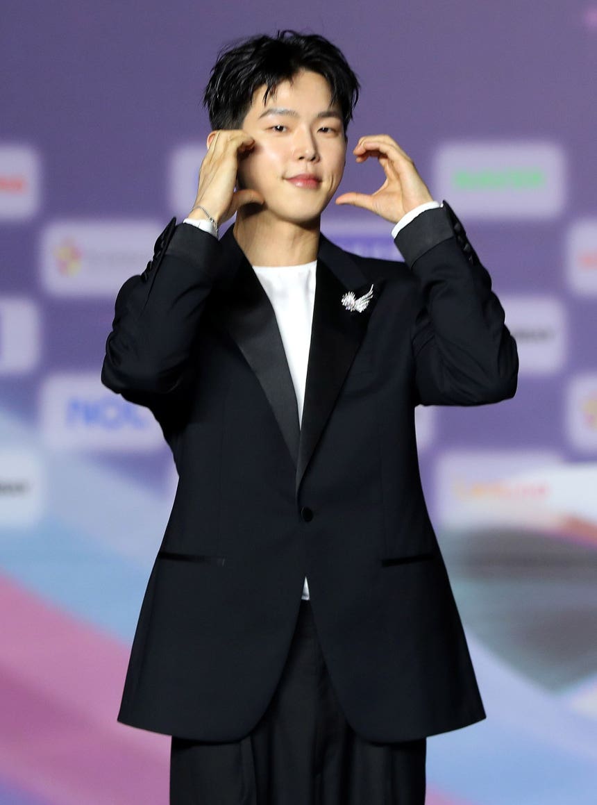 지난 26일 경기 고양 킨텍스홀에서 열린 2025 SBS 가요대전에 참석해 포즈를 취하는 폴킴의 모습. /뉴시스