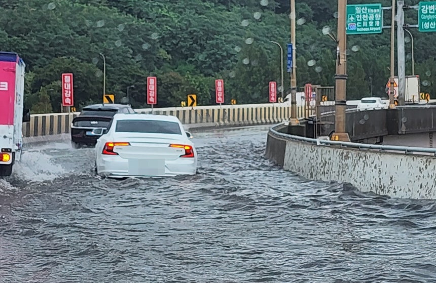 수도권에 많은 비가 내린 13일 서울 가양대교 램프에 물이 차 있다. /연합뉴스