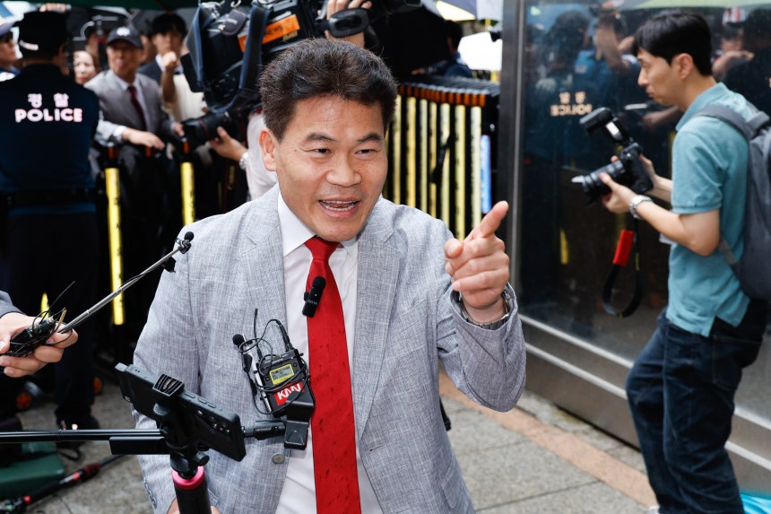 유튜버 전한길씨가 14일 오전 서울 여의도 국민의힘 중앙당사에서 열린 중앙윤리위원회 회의에 출석하고 있다./뉴스1