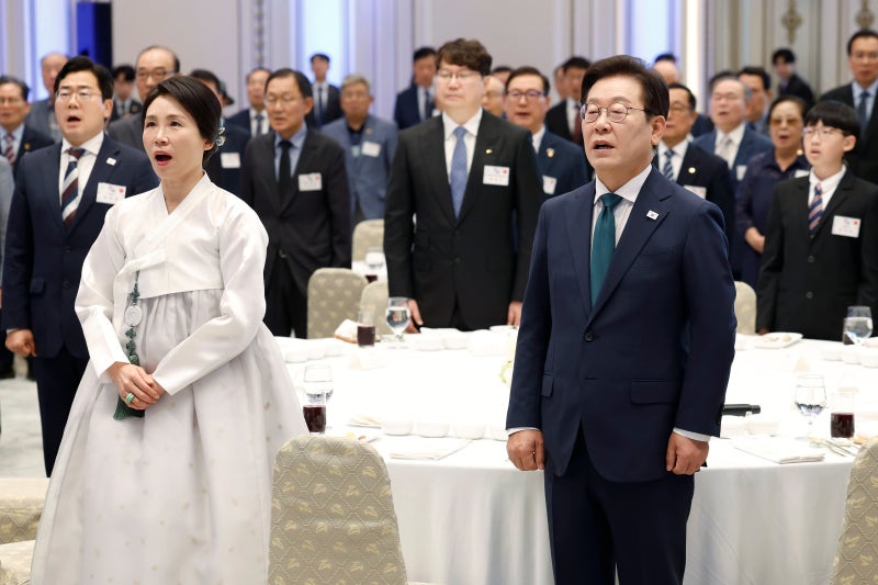 이 <b>대통령</b>, <b>독립 유공자</b> 후손 초청 오찬 “여러분이 박수를 받아야 하는...