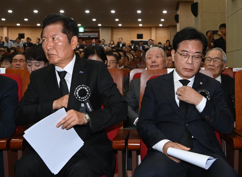 여야 서로 ‘투명인간’ 취급했다