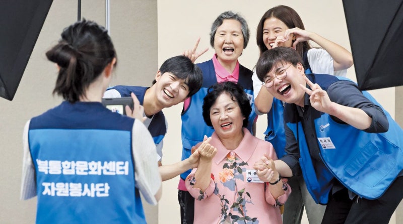 탈북 독거 노인에게 장수사진 선물한 ‘1일 짝꿍들’