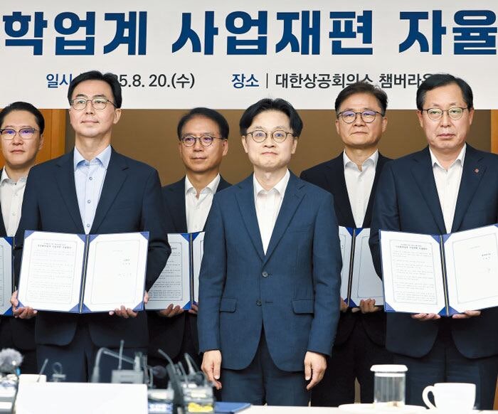 위기의 석유화학, 생산능력 25% 감축 추진