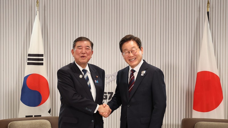 李<b>대통령</b> “위안부·징용 <b>합의</b>는 국가 약속, 안 뒤집는다”