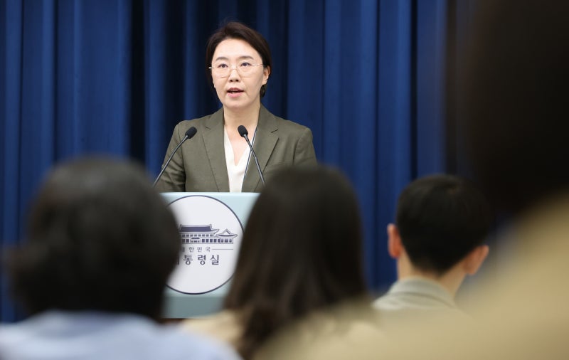 [특파원 리포트] 오만에 맞서 질문하는 기자들