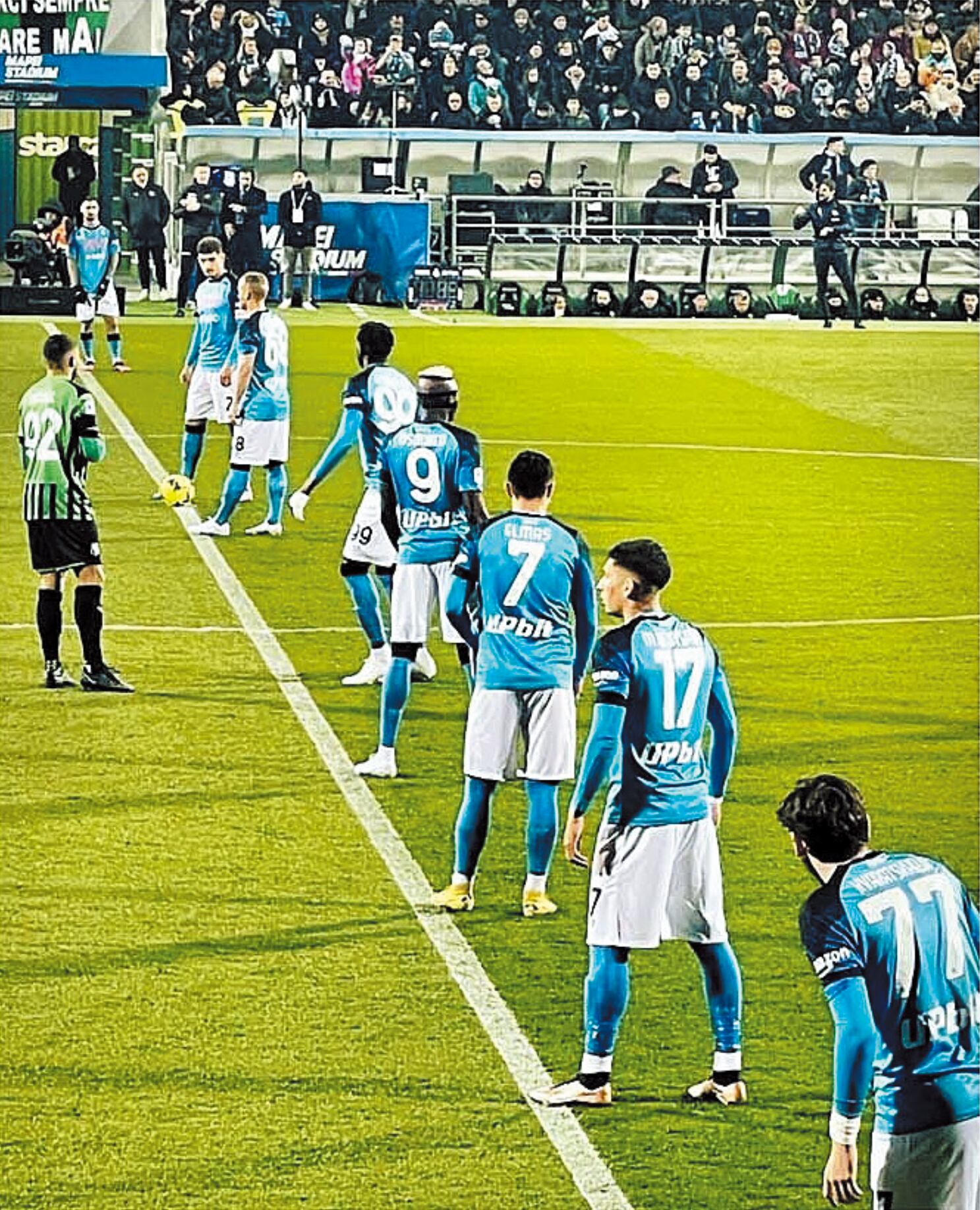 상대 진영에 공 차놓고 돌진… 전술이 된 ‘축구 킥오프’