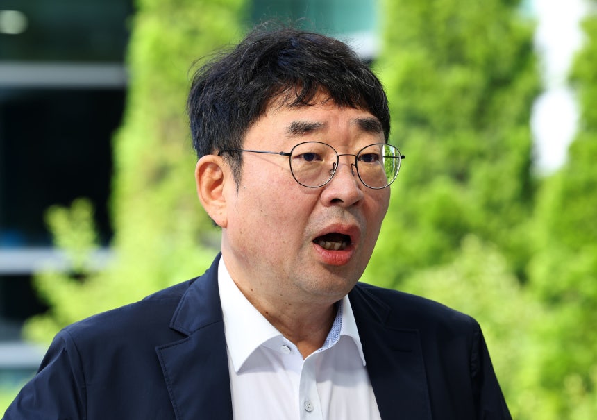 유튜브 채널 '신의한수' 대표 신혜식 씨가 19일 내란 특검팀의 휴대폰 포렌식과 관련해 서울동부지검에 출석하며 기자의 질문에 답하고 있다. /뉴시스