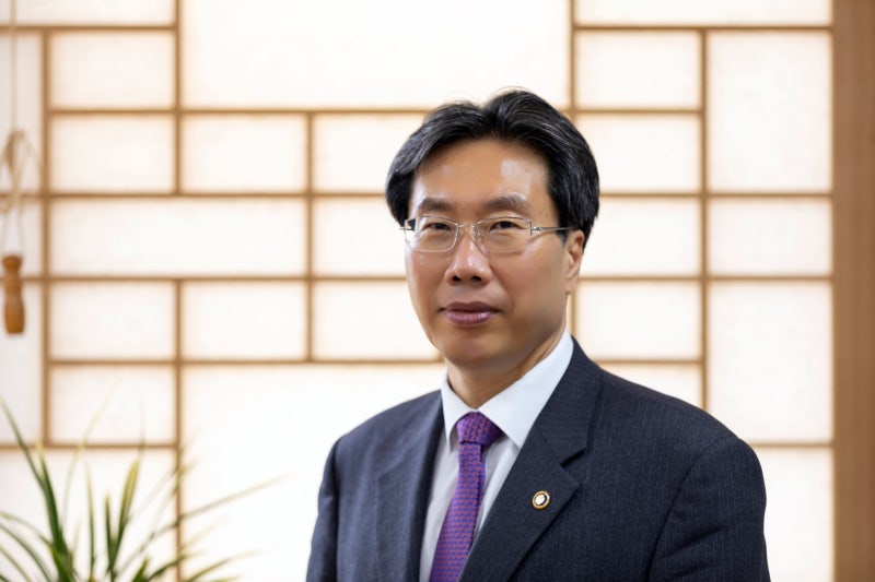 [기고] AI가 종교와 정치를 대체하는 것을 막으려면