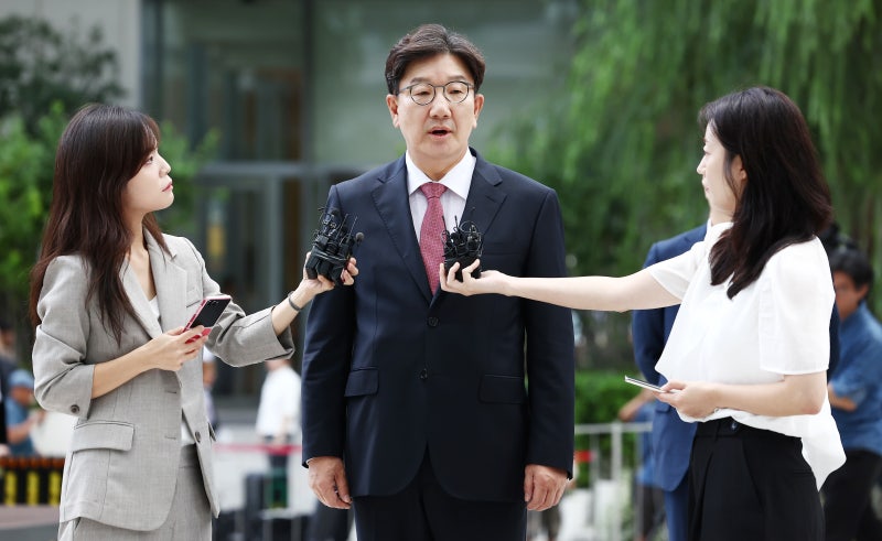 ‘불법 정치자금 의혹’ <b>권성동</b>, 김건희<b>특검 출석</b>