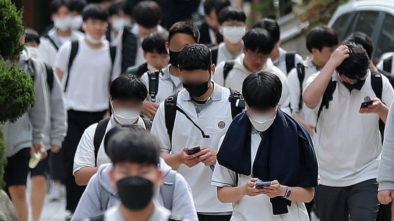 ‘수업 중 스마트폰 금지’ 법으로 못 박았다