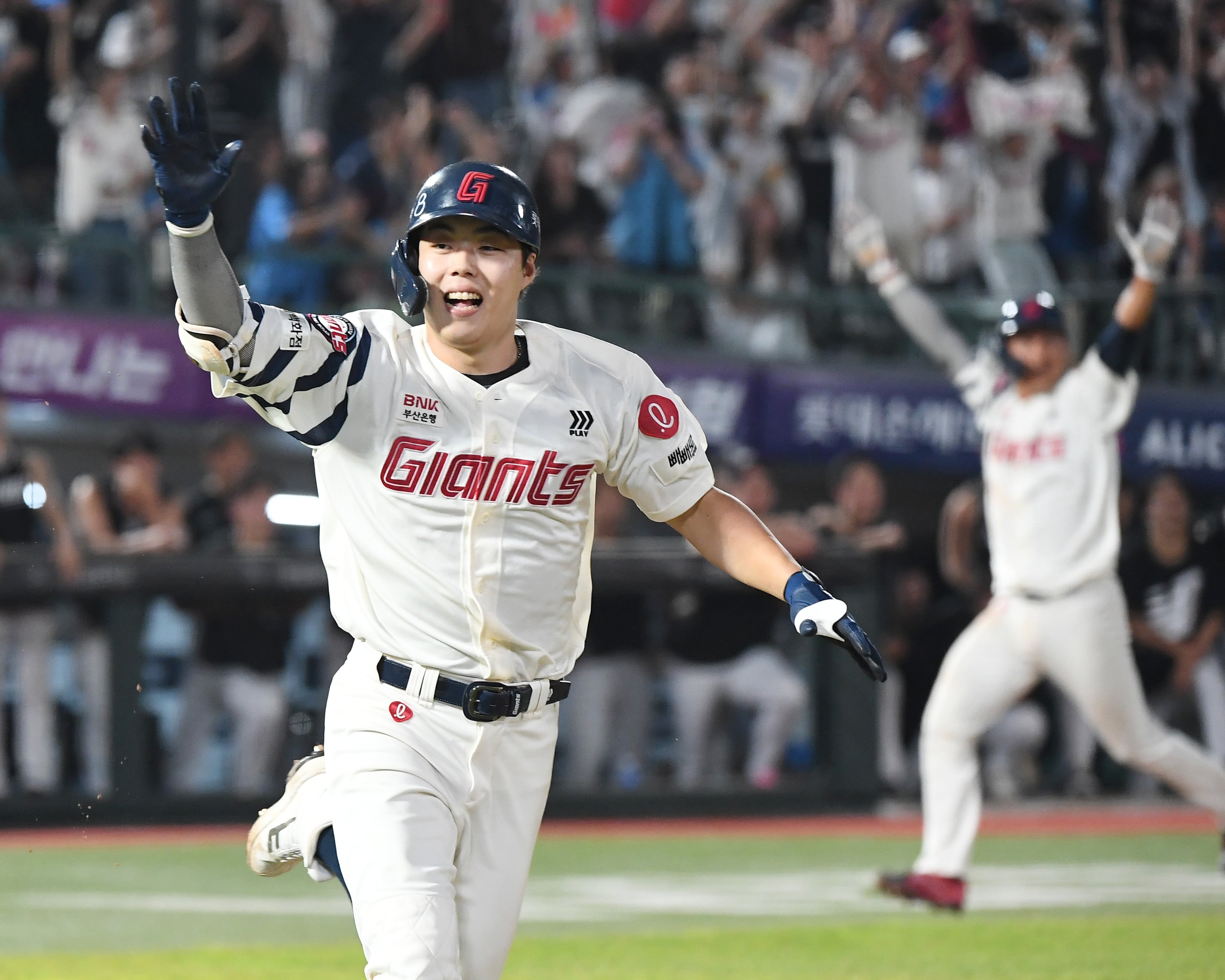 <b>16연승</b> <b>폰세</b>, MLB 스카우터 앞에서 9K 탈삼진...한화 5<b>연승</b>