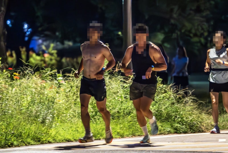폭염에 벗고 뛰는 ‘상탈族’... 자유인가 민폐인가 ‘갑론을박’