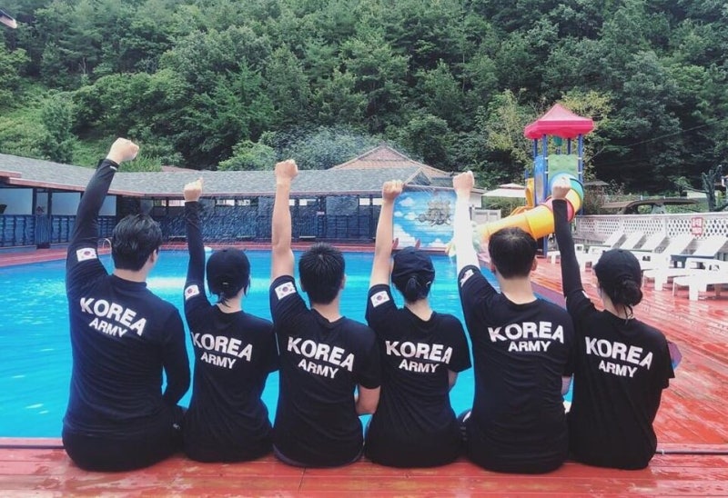 “이 사람들이 다 병력 자원?” 힙해서 입는 ‘대한 육군’ 티셔츠