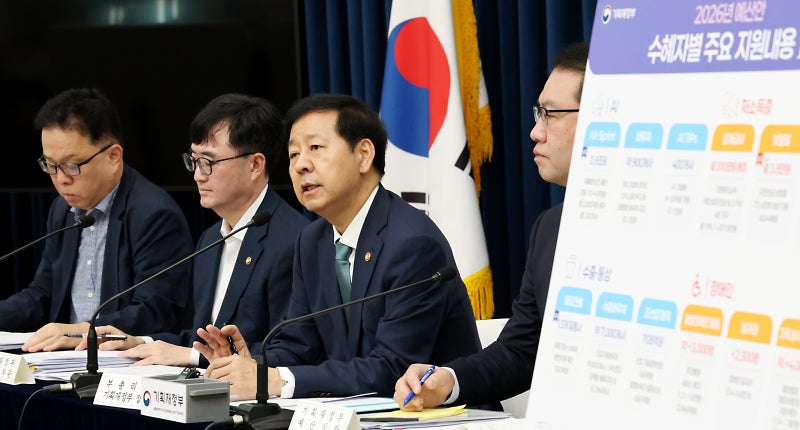 주4.5일 中企에 1인당 월 20만원… ‘소멸’ 농어촌엔 기본소득 15만원