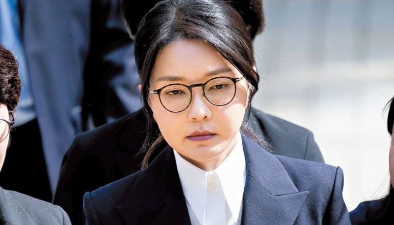 김건희 구속 기소… 金 “어두운 밤 달빛처럼 견딜 것”
