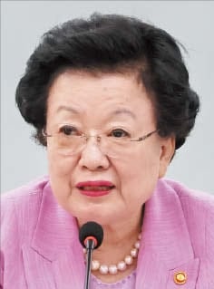 ‘김건희에게 금거북이’ 이배용 사임