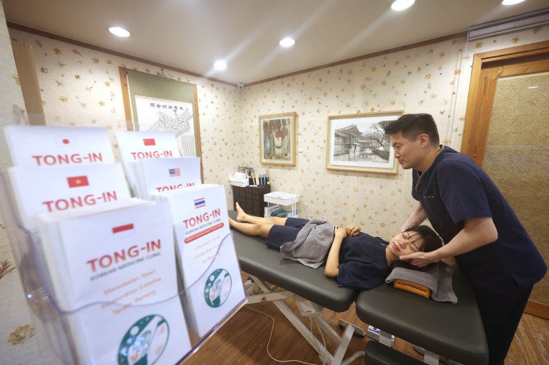 “한약 주세요” 한의원에 케데헌 본 외국인 북적
