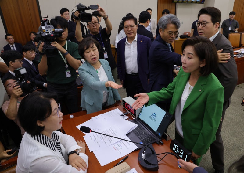 <b>나경원</b> <b>간사 선임</b> 막은 추미애... 아수라장 <b>법사위</b>