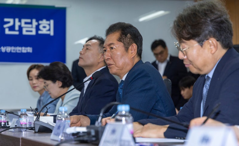 <b>정청래</b> 만난 <b>소상공인</b>들 “영세 사업장에 52시간제·연차수당? 재고해달...