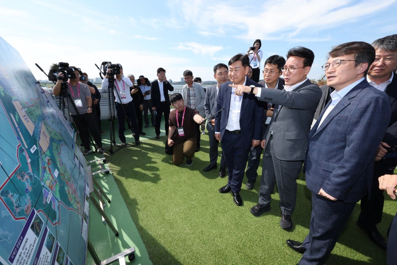金총리, 尹정부서 예산 삭감됐던 <b>새만금</b> 찾아 “공항·신항 적기 완공”