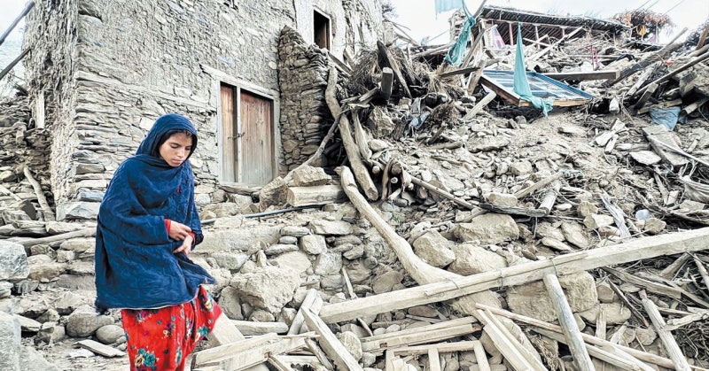 아프간 강진에 무너진 집… 사망자 1400명 넘어