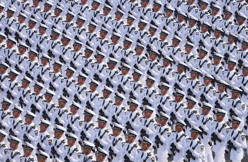 고개 돌리는 속도·각도까지 같았다, ‘거위걸음’ 열병식