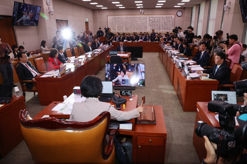 與 주도로... ‘더 센 3<b>특검법</b>’ 법사위 통과