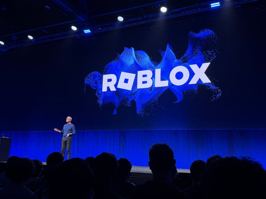 5일(현지 시각) 미 산호세 멕에너리 컨벤션 센터에서 열린 로블록스 개발자 대회(RDC2025) 현장에서 데이비드 바주키 CEO가 기조연설하고 있다./강다은 기자