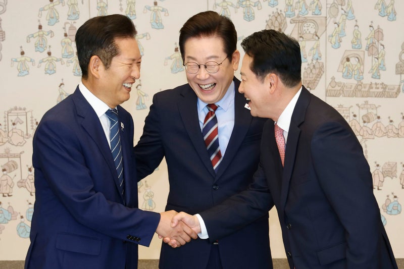 손은 모았지만 뜻은 못 모았다