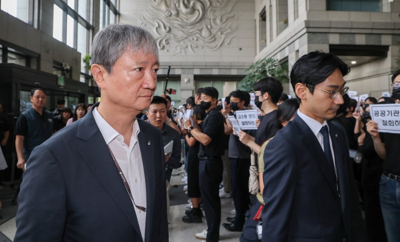 금감원 직원 700명 출근길 ‘검은 옷’ 시위...“조직 개편 절대 수용 불가”