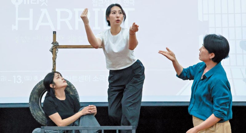 양손 물결치듯 움직이자… 手語 모르면 그저 춤, 알면 파도구나 하죠