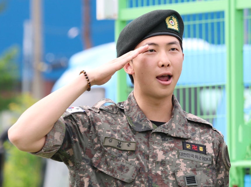 방탄소년단(BTS)의 RM(김남준·30)이 지난 6월 10일 오전 강원도 춘천시 신북읍 체육공원 축구장에서 군 복무를 마친 뒤 전역 인사를 하고 있다. /뉴스1