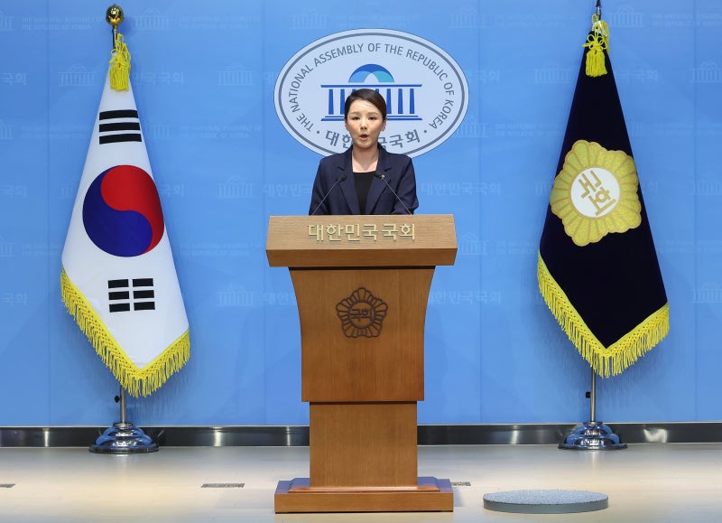 ‘성비위 사건’ 탈당 <b>강미정</b>, <b>조국</b> <b>복당 권유</b> 거절