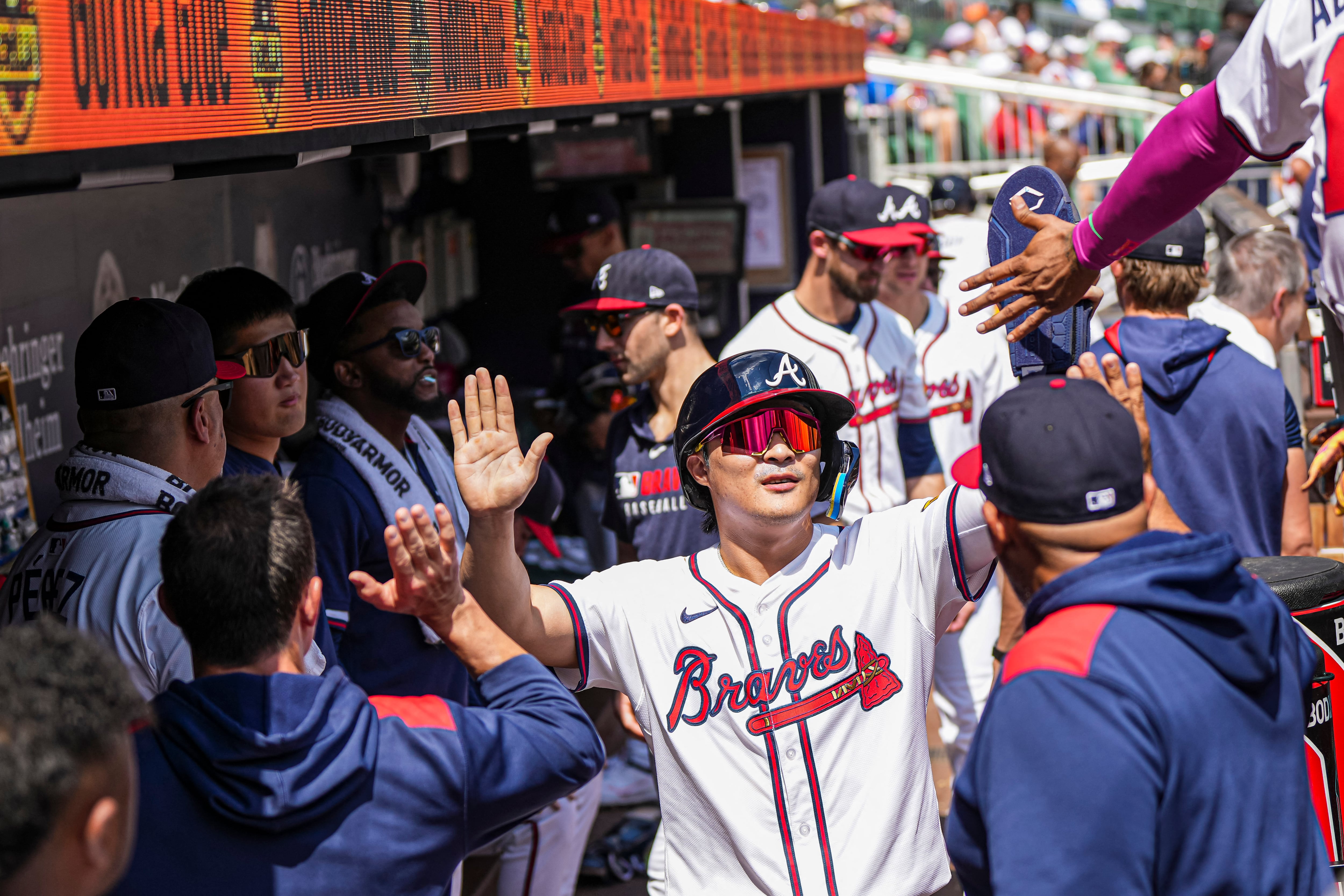 유니폼 갈아입으니 펄펄 ... <b>김하성</b>, 올 시즌 MLB서 첫 <b>3안타</b> ‘쾅’