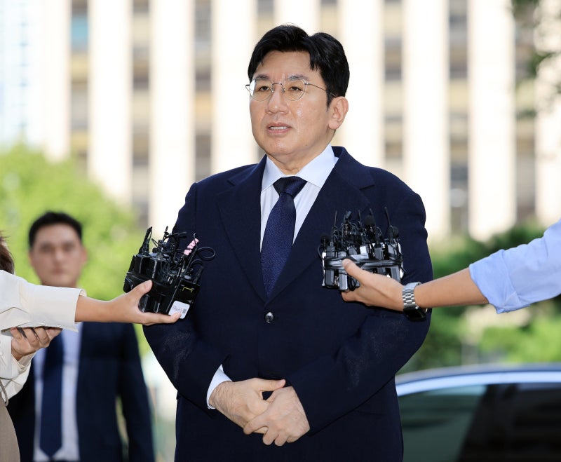 ‘자본시장법 위반’ <b>방시혁</b> 의장 첫 <b>경찰조사</b> 14시간