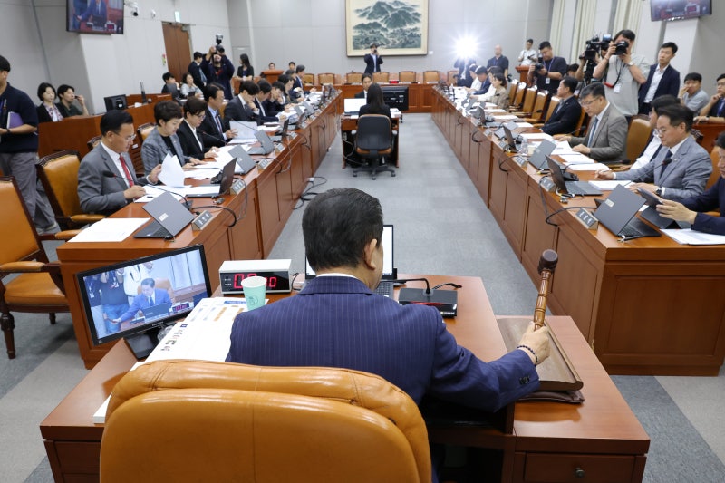 與 “국감에 <b>김현지</b> 못 부른다”... 野 “<b>김현지</b>가 존엄이냐”