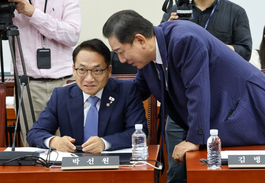 24일 국회 국방위원회에서 열린 진영승 합참의장 후보자에 대한 인사청문회에서 더불어민주당 박선원(왼쪽) 의원과 김병기 의원이 대화하고 있다. /박성원 기자