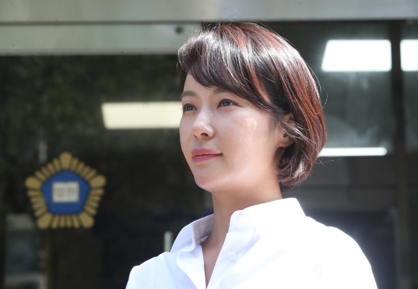 특정경제범죄 가중 처벌 등에 관한 법률 위반(횡령) 혐의로 기소된 배우 황정음이 21일 제주지방법원에서 열린 결심 공판에서 징역 3년을 구형받고 법원을 나오면서 취재진 질문에 답변하고 있다./뉴스1
