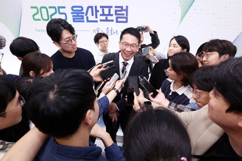 SK 최창원 “제조 경쟁력 잃는 와중, AI가 구세주로 등장”