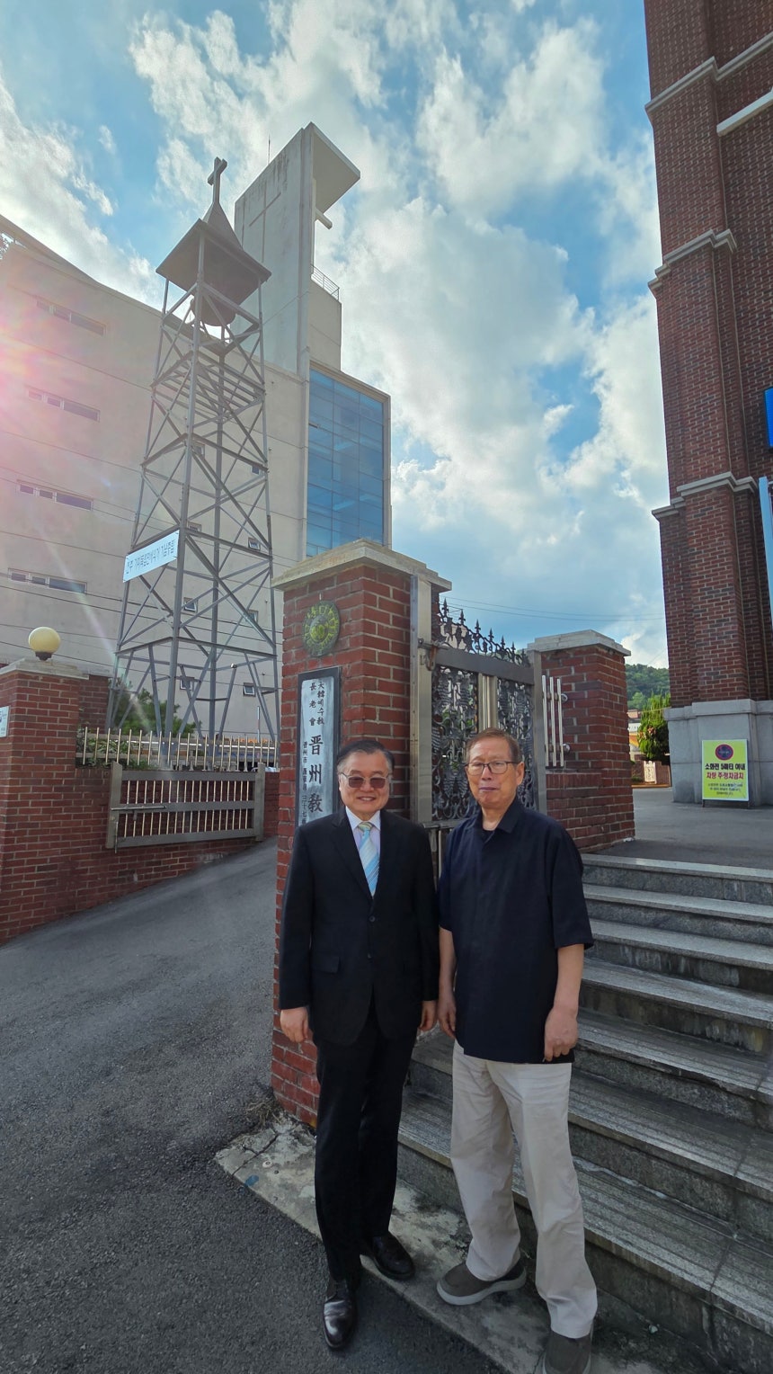 진주교회 종탑 앞에 선 송영의 담임목사(왼쪽)와 조헌국 장로. 조 장로는 '진주에 뿌려진 복음' '호주 선교사 커를과 그의 동료들' 등의 저서로 진주교회 역사와 호주 장로교 선교사들의 업적을 알리고 있다. /김한수 