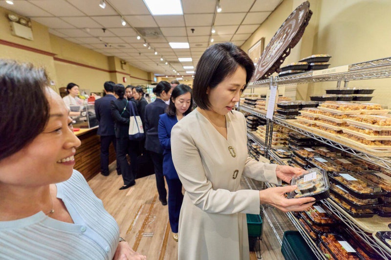 김혜경 여사, 코리아타운 찾아 “김밥 인기 많지요?”