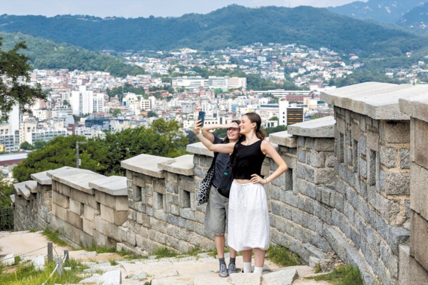 낙산공원에서 사진을 찍는 외국인들. /김지호 기자