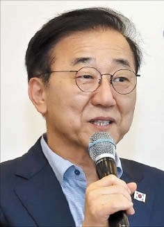 김윤덕 “가덕도 신공항 工期, 7년 고수 않겠다”