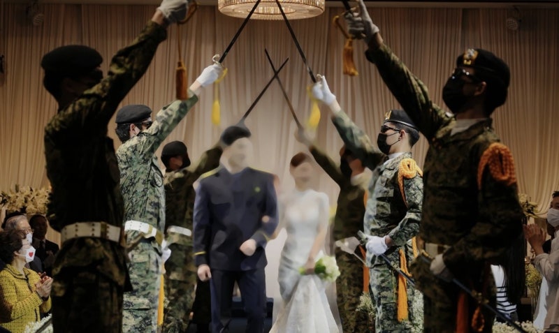 軍정복 입고 예식장서 받들어 칼! 알고보니 알바