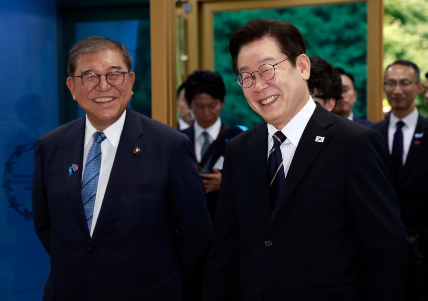 이재명 대통령과 이시바 시게루 일본 총리가 30일 한일 정상회담을 위해 부산 누리마루 APEC 하우스에 입장하고 있다./대통령실통신사진기자단