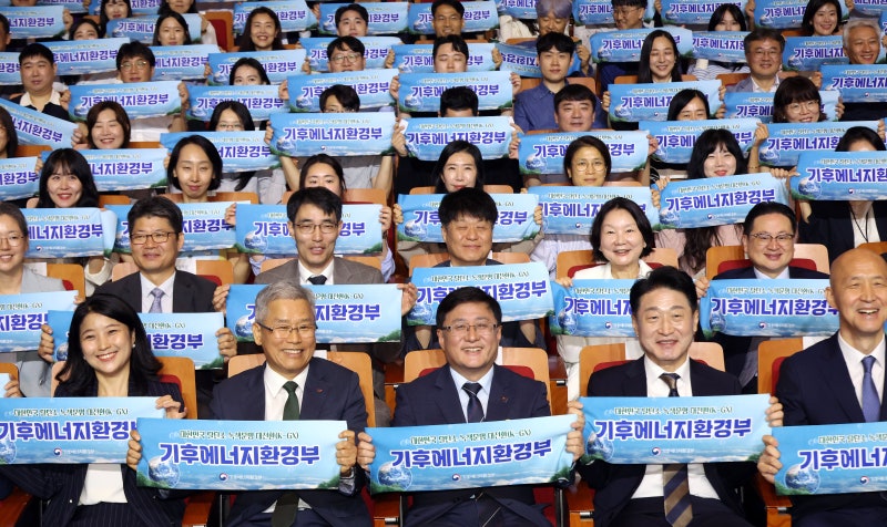 [백브리핑] 32년 만에 ‘산업과 에너지’ 분리… 개편 초반부터 뒤숭숭한 기후부